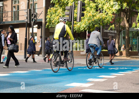 Zyklus Superhighway CS7 kreuzt London Road außerhalb Southbank University Stockfoto