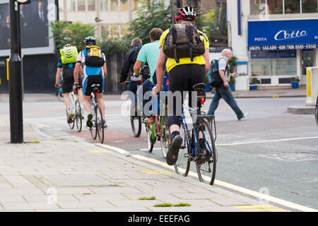 Radfahrer mit einem Radweg auf Bayliss Road Stockfoto