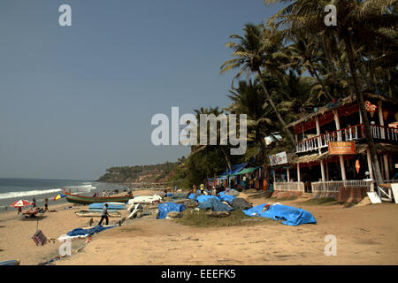 Inländische und forign Touristen an den Stränden von papanasam, varkala, Thiruvananthapuram, Kerala, Indien, pradeep Subramanian, Strand, Tourismus, papanasam Stockfoto