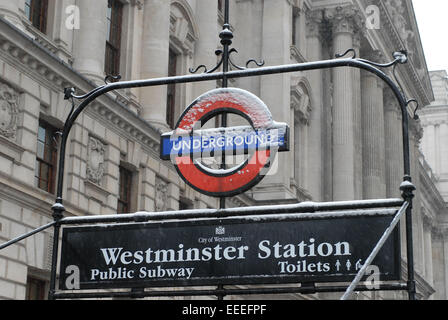 Westminster London Underground Station-Zeichen im Schnee Stockfoto