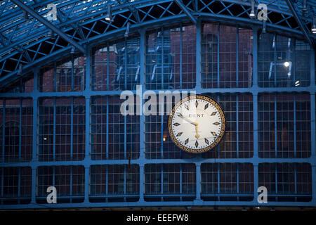 Nahaufnahme von der Bahnhofsuhr in St. Pancras International station Stockfoto