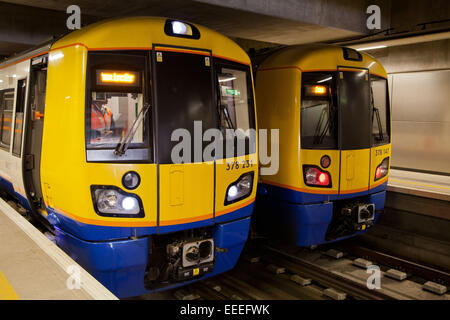 Zwei Overground Class 378 Capitalstar Züge der London Overground Surrey Quays, Clapham Junction-Test-event Stockfoto