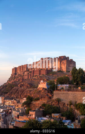 Indien, Rajasthan, Jodhpur, Meherangarh Fort bei Sonnenaufgang Stockfoto