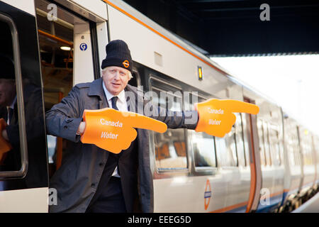 Boris Johnson stellt für die Presse bei der Vorstellung des Surrey Quays in Clapham Junction Zeile Stockfoto