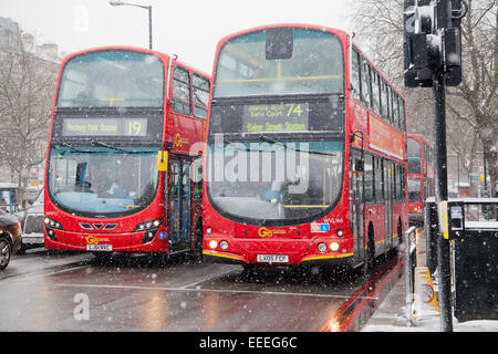 Zwei Doppeldecker-Busse im Schnee Stockfoto