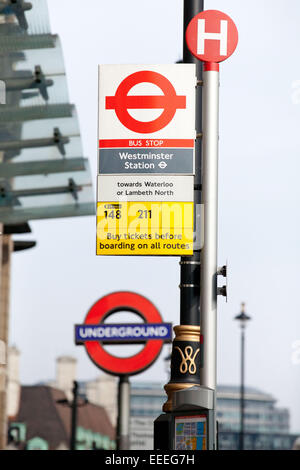 Nahaufnahme von Bus und tube Beschilderung außerhalb Westminster station Stockfoto