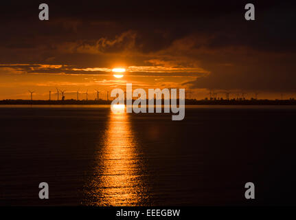Emden, Deutschland, Sonnenuntergang über Emden-Außenhafen Stockfoto