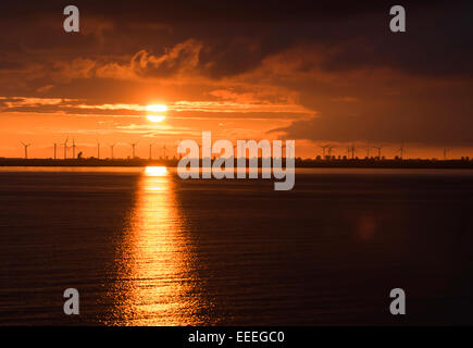 Emden, Deutschland, Sonnenuntergang über Emden-Außenhafen Stockfoto