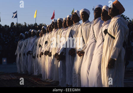 Eine Truppe von traditionellen marokkanischen Sänger unterhalten das Publikum auf das Rosenfest in El Kelaa M'Gouna, Marokko. Stockfoto