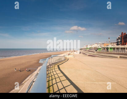 Blick entlang der Promenade mit Menschen wandern entlang dem Strand in der Sonne, Blackpool, Lancashire Stockfoto