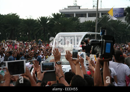 Papst Francis winkt der Menschenmenge wie er am Roxas Boulevard entlang geht. Tausende von Menschen warteten entlang der Strecke von Roxas Boulevard trotzen Regen und Sonne, wie sie hoffen, einen Blick auf Papst Francis erhaschen wie er seinen Weg zur Mall von Asien Arena in Pasay City macht. Der Papst ist im Land für einen 4-Tages-Besuch. © J Gerard Seguia/Pacific Press/Alamy Live-Nachrichten Stockfoto