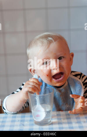 Freiburg im Breisgau, kleines Kind nach dem Essen Stockfoto