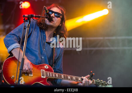 Alges, PORTUGAL: The War On Drugs Durchführung live am 3. und letzten Tag des Festivals NOS Alive in Alges, Samstag, 12. Juli 2014.  Mitwirkende: Adam Granduciel Where: Lissabon, Portugal bei: 12. Juli 2014 Stockfoto