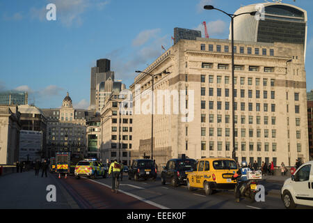 London, UK. 16. Januar 2015. Sicherheits-checks auf der Londoner Brücke beim Opservator Betrieb mit bewaffneten Polizisten und Spürhund Credit: Piero Cruciatti/Alamy Live News Stockfoto