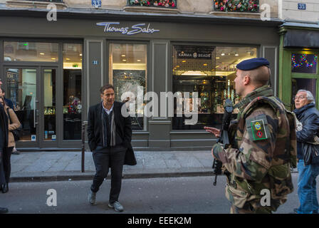 Paris, Frankreich. Tatort, auf der Straße, versuchte Überfälle im Juweliergeschäft im Marais-Viertel, Patrouille der französischen Armee Stockfoto