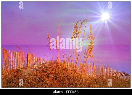 Sonnenlicht glitzern über dem Meer Stockfoto