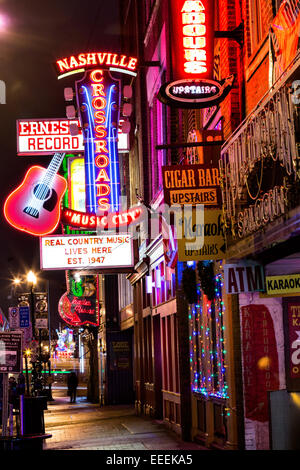 Neon Schilder für Kreuzungen, Ernest Tubbs und andere Larkin am lower Broadway in Nashville, TN. Stockfoto