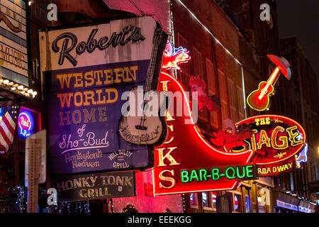 Anzeichen für Roberts Western World, Jacks Bar-B-Que und andere Larkin am lower Broadway in Nashville, TN. Stockfoto