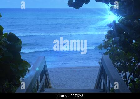 Treppe führt hinunter zum Strand in der Abenddämmerung Stockfoto