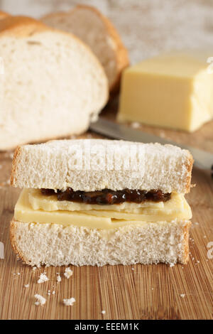 Hand geschnitten, Cheddar Käse und Gurke Sandwich gemacht mit hausgemachtem Brot Stockfoto