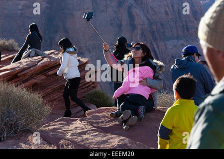 PAGE, AZ Touristen mit Selfie stick am Horseshoe Bend. Stockfoto