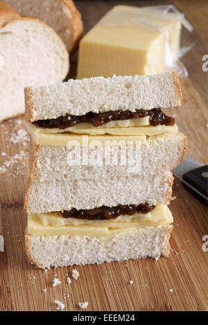 Cheddar Käse und Gurke Sandwich einen schnellen und einfachen snack Stockfoto