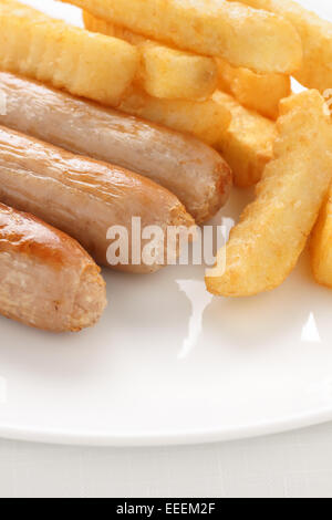 Wurst und Pommes frites ein beliebtes Café-Menü für Kinder Stockfoto