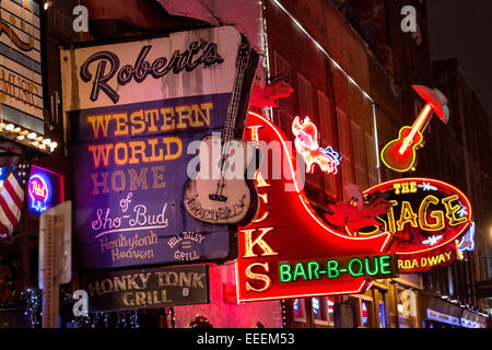 Anzeichen für Roberts Western World, Jacks Bar-B-Que und andere Larkin am lower Broadway in Nashville, TN. Stockfoto