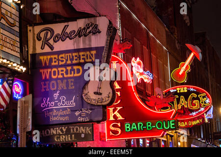 Anzeichen für Roberts Western World, Jacks Bar-B-Que und andere Larkin am lower Broadway in Nashville, TN. Stockfoto