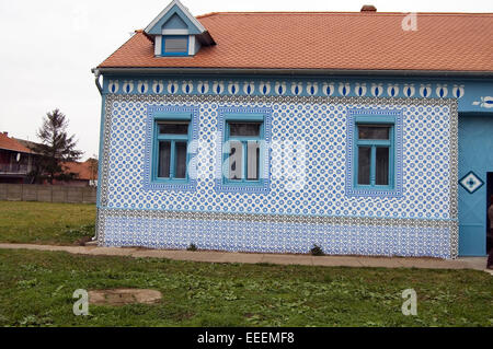 Altes Bauernhaus in Kovacica. In dem Haus wohnte den berühmte naive Maler Martin Jonas (1924-1996). Stockfoto