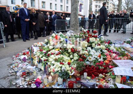 Stehen Sie US-Außenminister John Kerry und US-Botschafter in Frankreich Jane Hartley, an einem improvisierten floral Denkmal auf dem Bürgersteig, wo französische Polizisten Ahmed Merabet geschossen und getötet, um amerikanische solidarisch mit den Franzosen, die nach den Anschlägen von islamischen Terroristen 16. Januar 2015 in Paris, Frankreich. Stockfoto