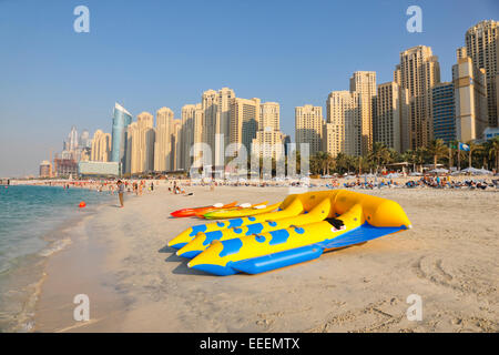 Dubai Strand, Fliege Fische Wasser Sport. Jumeirah Beach Residence Stockfoto