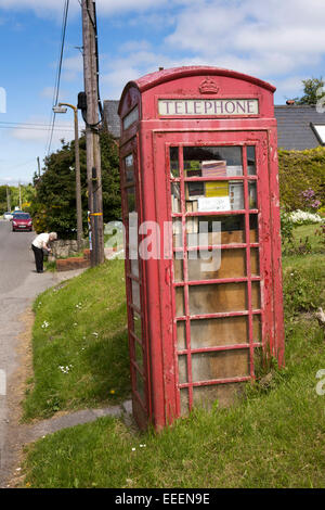 Großbritannien, England, Wiltshire, Vale of Pewsey, alle Cannings, The Street, Dorf K6 Telefon Box als Büchertausch Stockfoto