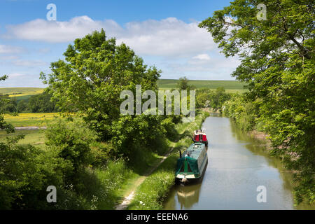 Großbritannien, England, Wiltshire, Vale of Pewsey, Horton, Narrowboats vertäut auf ruhigen Abschnitt Kennett und Avon Kanal Stockfoto