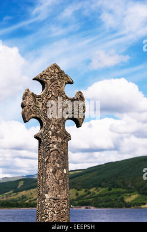 Eine sehr alte und dekorative Keltisches Kreuz am Ufer des Loch Fyne bei Inveraray in Schottland. Stockfoto