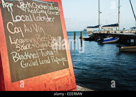 Lokalen Restaurant Menü angezeigt auf Promenade von Marina mit Booten in der Innenstadt von Christiansted, ST. Croix, Amerikanische Jungferninseln. Stockfoto