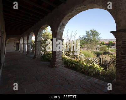 4. August 2012 - San Juan Capistrano, Kalifornien, USA - Innenansicht bedeckt Durchgang öffnet sich bis auf die wichtigsten Freifläche an Mission San Juan Capistrano---Mission San Juan Capistrano, gegründet am 1. November 1776 von Fray Junipero Serra, ist die einzige verbleibende Mission in Orange County mit der ältesten durchgehend besetzt Gebäude im US-Bundesstaat Kalifornien und bekannt als die Serra-Kapelle, wo katholische Messe bietet wöchentlich zusammen mit Hochzeiten.---Papst Francis angekündigt seine Pläne zu kanonisieren Franziskaner Vater Juniperro Serra während seiner ersten Reise in die Vereinigten Staaten geplant für September 2015 Stockfoto