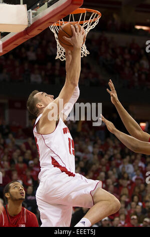 15. Januar 2015: Wisconsin Badgers nach vorne steigt Sam Dekker #15 für ein reverse Dunk bei den NCAA Basketball-Spiel zwischen der Wisconsin Badgers und Nebraska Cornhuskers im Kohl Center in Madison, Wisconsin. Wisconsin besiegte Nebraska 70-55. John Fisher/CSM Stockfoto