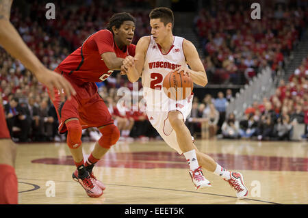 15. Januar 2015: Wisconsin Badgers bewachen Bronson Koenig #24 Laufwerke in Richtung Korb während der NCAA Basketball-Spiel zwischen den Wisconsin Badgers und Nebraska Cornhuskers im Kohl Center in Madison, Wisconsin. Wisconsin besiegte Nebraska 70-55. John Fisher/CSM Stockfoto