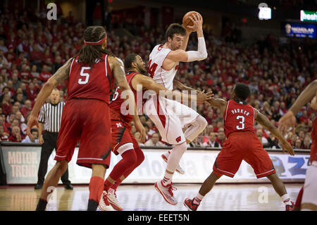 15. Januar 2015: Wisconsin Badgers weiterleiten Frank Kaminsky #44 dribbelt zwischen zwei Nebraska Verteidiger während der NCAA Basketball-Spiel zwischen den Wisconsin Badgers und Nebraska Cornhuskers im Kohl Center in Madison, Wisconsin. Wisconsin besiegte Nebraska 70-55. John Fisher/CSM Stockfoto