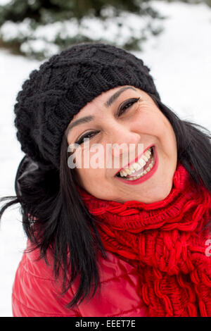 Schwarze behaarte Türkinnen Porträt auf einem verschneiten Tag-Hintergrund Stockfoto