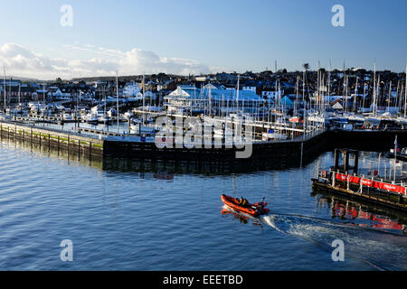 Eine kleine Einführung nähert sich Hafen in Cowes Isle Of Wight in Morgensonne Stockfoto