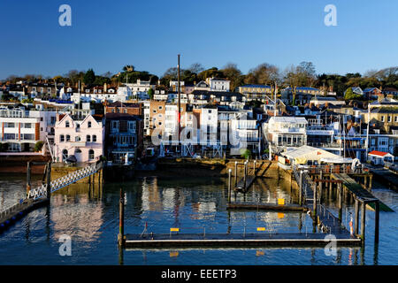 Cowes und Island Sailing Club gebadet in frühen Morgen Sonnenschein vor der Sommersaison Stockfoto