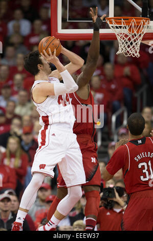 15. Januar 2015: Wisconsin Badgers vorwärts geht Frank Kaminsky #44 bis für einen Schuss bei den NCAA Basketball-Spiel zwischen dem Wisconsin Badgers und Nebraska Cornhuskers im Kohl Center in Madison, Wisconsin. Wisconsin besiegte Nebraska 70-55. John Fisher/CSM Stockfoto