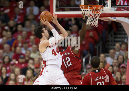 15. Januar 2015: Wisconsin Badgers vorwärts geht Frank Kaminsky #44 bis für einen Schuss bei den NCAA Basketball-Spiel zwischen dem Wisconsin Badgers und Nebraska Cornhuskers im Kohl Center in Madison, Wisconsin. Wisconsin besiegte Nebraska 70-55. John Fisher/CSM Stockfoto