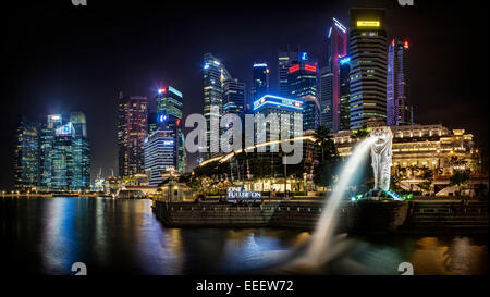 Merlion Statue und Wolkenkratzer in Singapur bei Nacht Stockfoto