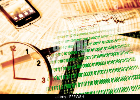 Wechselkurs Tabellen, Aktienindizes, Binärzahlen, Smartphone und eine Uhr als Symbol des modernen EDV-Handels. Stockfoto