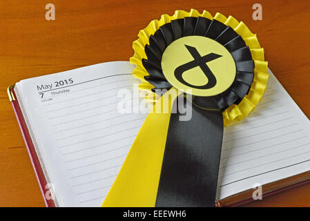 Nahaufnahme einer Scottish National Party Party allgemeine Wahl 2015 Rosette auf ein Tagebuch öffnen am Wahltag Stockfoto