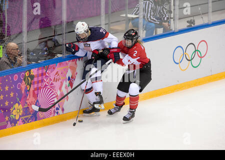 Hilary Knight (USA)-21 und Meghan Agosta-Marciano (CAN)-2 während eines Spiels auf die Olympischen Winterspiele Sotschi 2014 Stockfoto