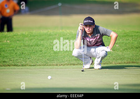 Honolulu, Hawaii, USA. 15. Januar 2015. 15. Januar 2015: Kyle Suppa (16 Jahre alt) liest das Grün, wie er sich seinen Putt auf dem 18. Loch in der ersten Runde der Sony Open im Waialae Country Club in Honolulu, Hawaii Linien. © Csm/Alamy Live-Nachrichten Stockfoto